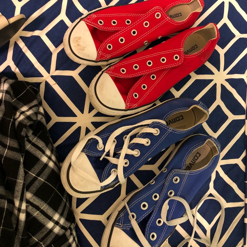 Red/ black size women’s 6 converse, w laces ,